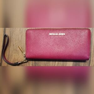 NWOT Michael Kors Large Saffiano Leather Gold Metal Continental Travel Wallet